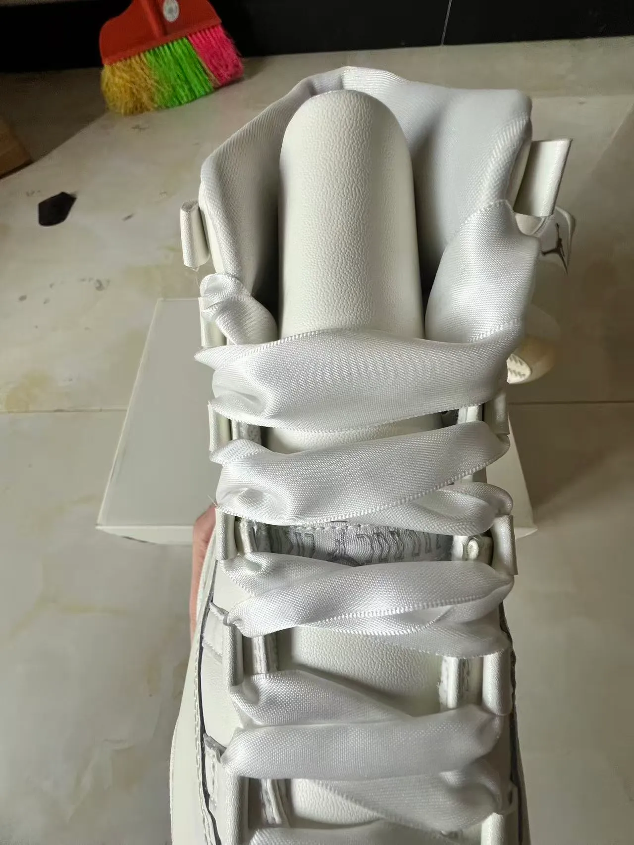 Chaussures de basketball Air Jordan 11 en cuir verni blanc 4