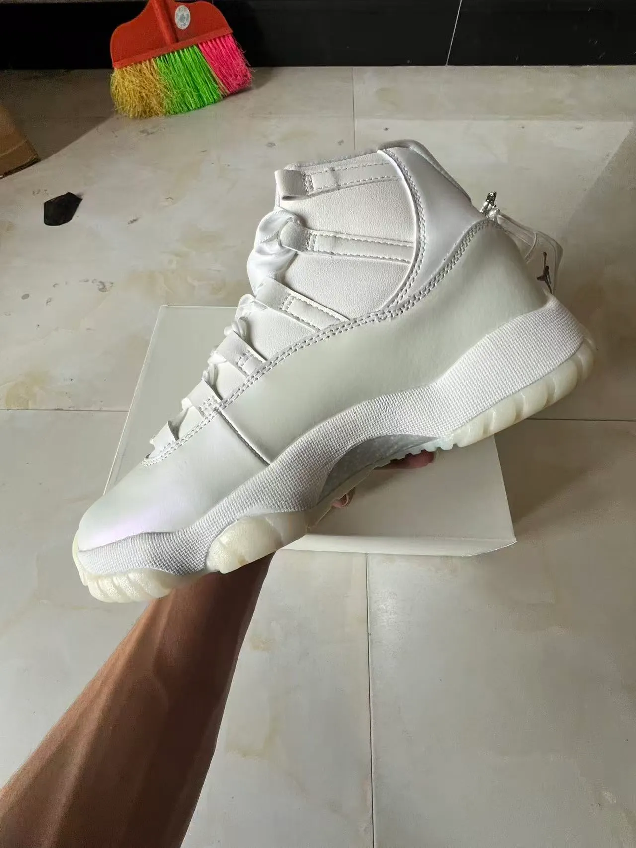 Chaussures de basketball Air Jordan 11 en cuir verni blanc 5