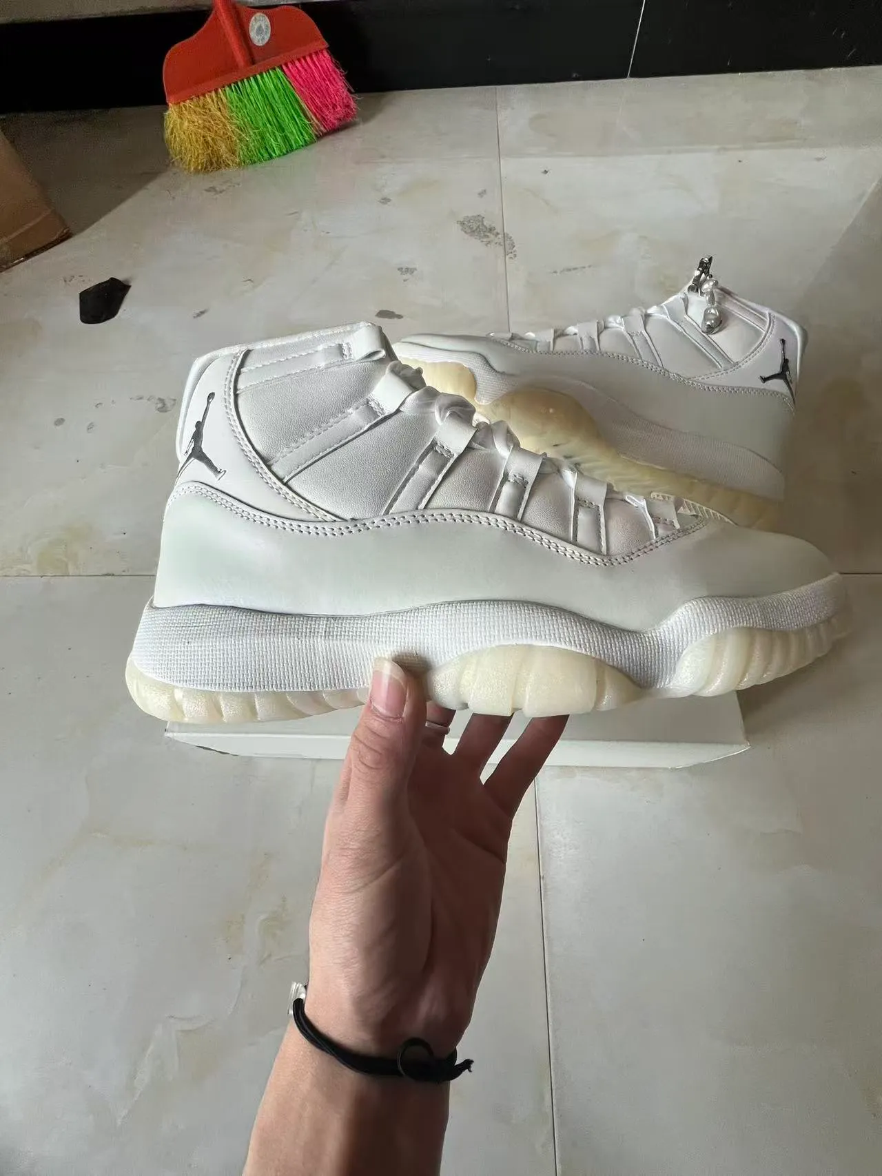 Chaussures de basketball Air Jordan 11 en cuir verni blanc 7