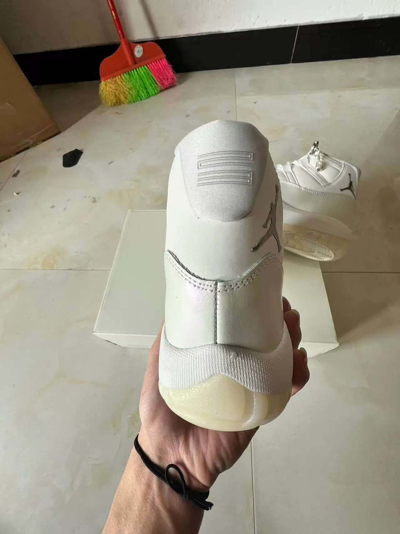 Chaussures de basketball Air Jordan 11 en cuir verni blanc 8