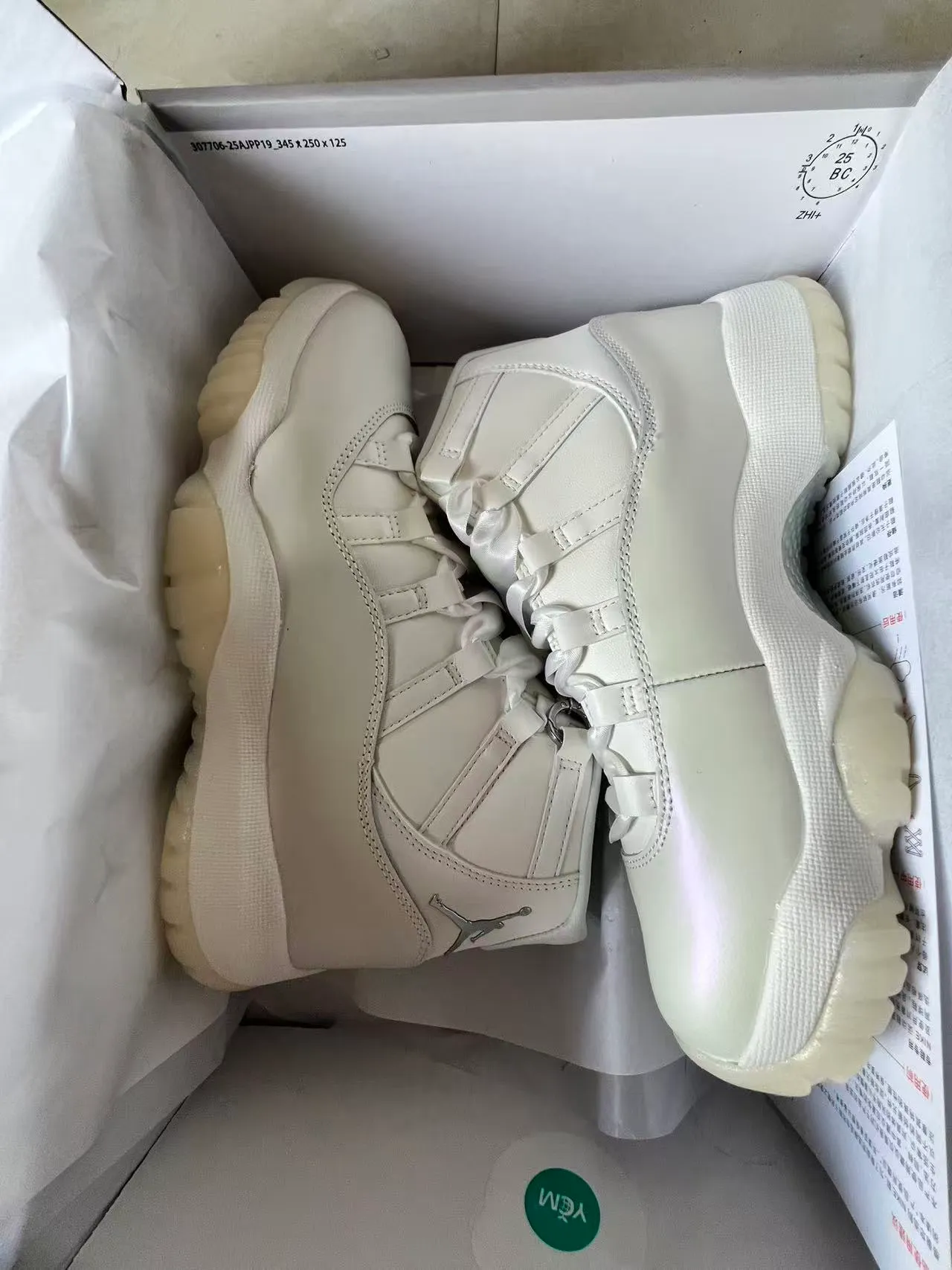 Chaussures de basketball Air Jordan 11 en cuir verni blanc 9