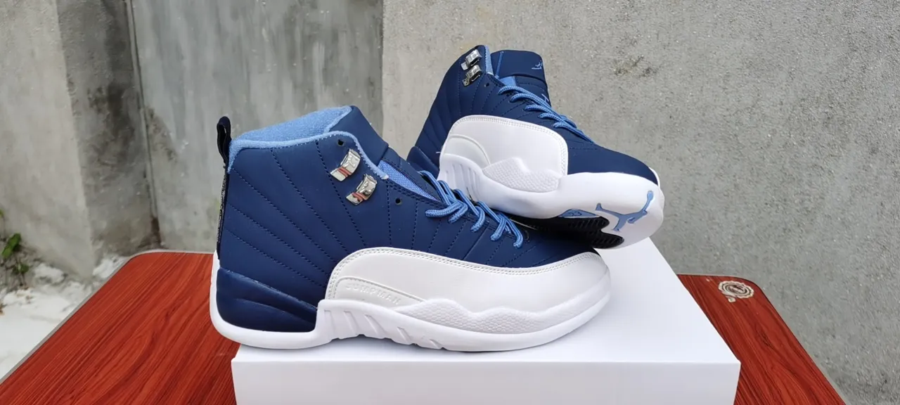 Air Jordan 12 Navy and White Chaussures de Basketball 3