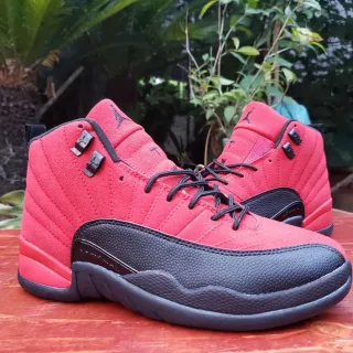 Tênis de basquete Air Jordan 12 em camurça acolchoada vermelha e preta