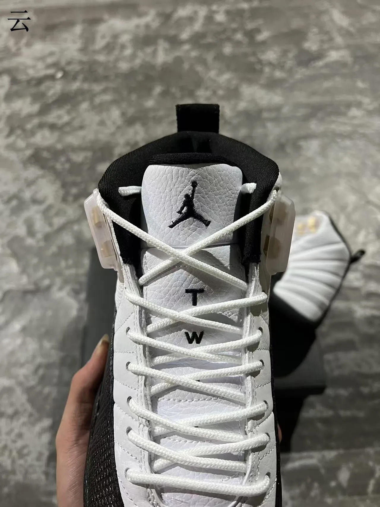 Chaussures de basketball Air Jordan 12 blanc noir or 6