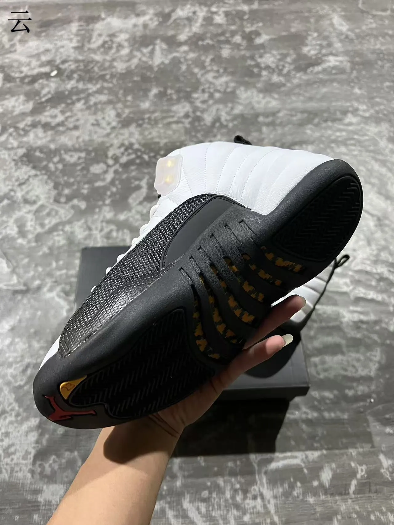 Chaussures de basketball Air Jordan 12 blanc noir or 7