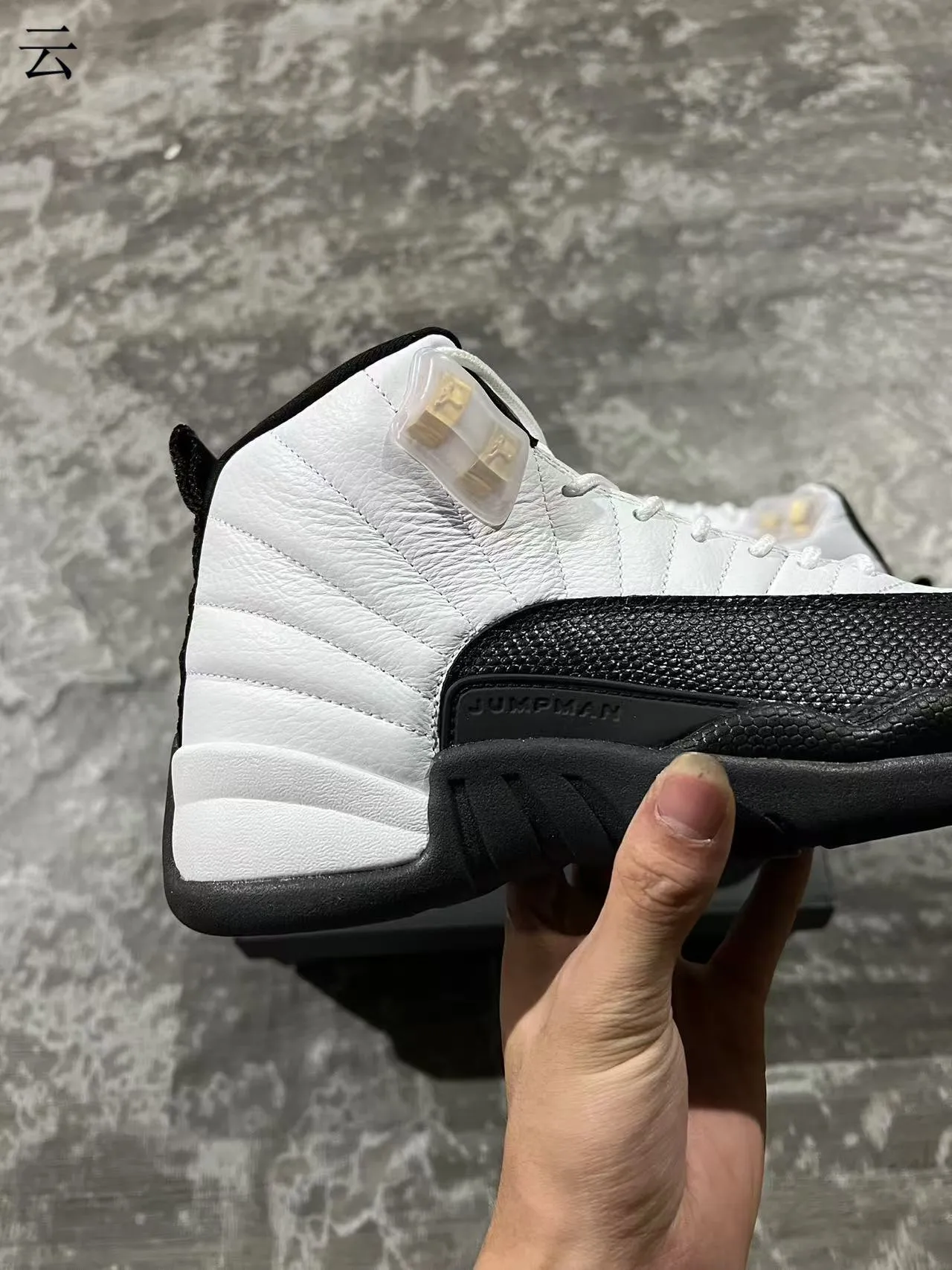 Chaussures de basketball Air Jordan 12 blanc noir or 8