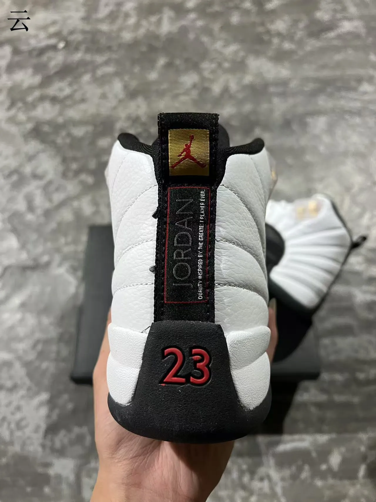 Chaussures de basketball Air Jordan 12 blanc noir or 3