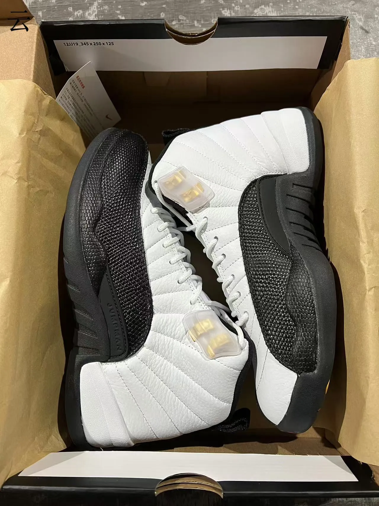 Chaussures de basketball Air Jordan 12 blanc noir or 9