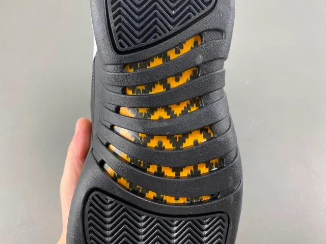 Air Jordan 12 Branco Preto Dourado Tênis de Basquete 10