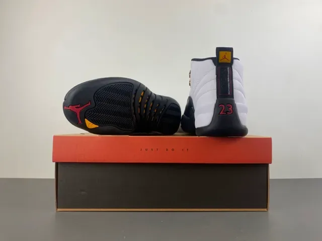 Air Jordan 12 Branco Preto Dourado Tênis de Basquete 17