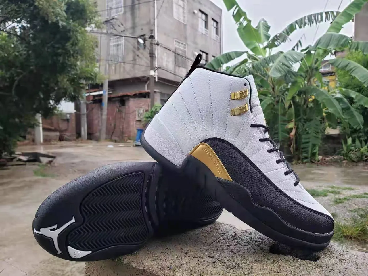 Chaussures de basketball Air Jordan 12 blanc noir or 3