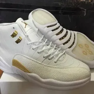Tênis de basquete Air Jordan 12 branco e dourado