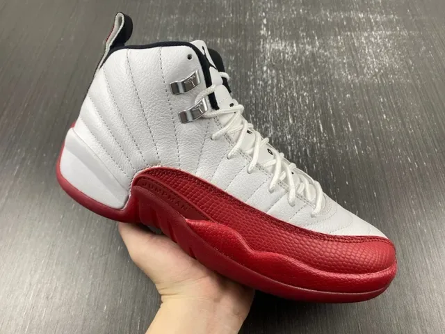 Air Jordan 12 Chaussures de Basket Blanc Rouge Noir 4