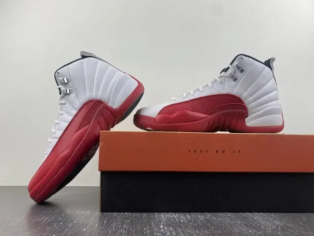 Air Jordan 12 Chaussures de Basket Blanc Rouge Noir 14
