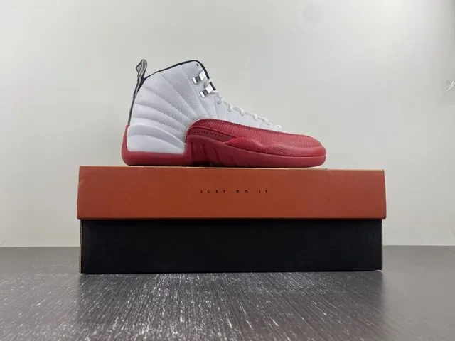Air Jordan 12 Chaussures de Basket Blanc Rouge Noir 16