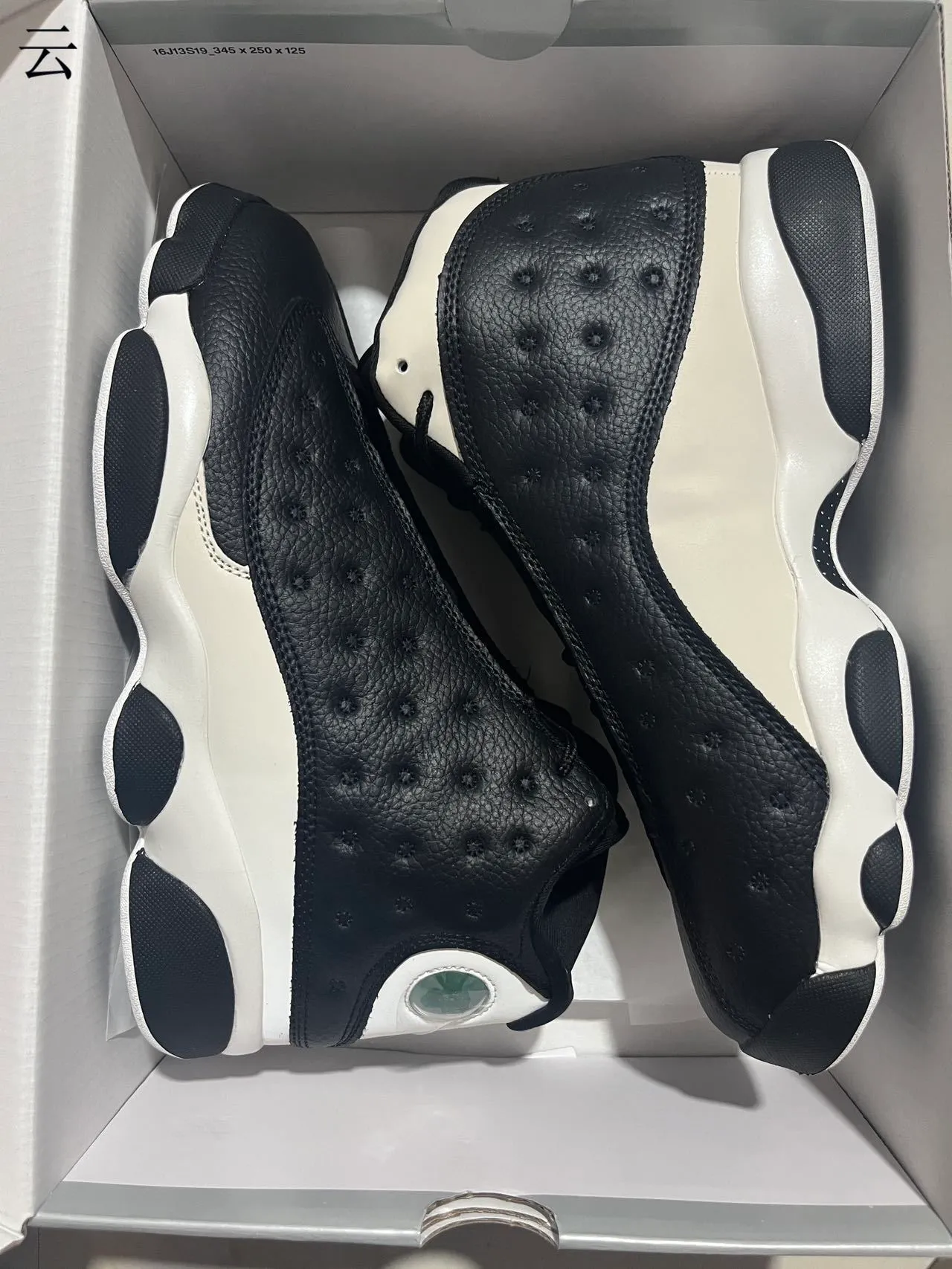 Tênis de basquete Air Jordan 13 preto e branco 3