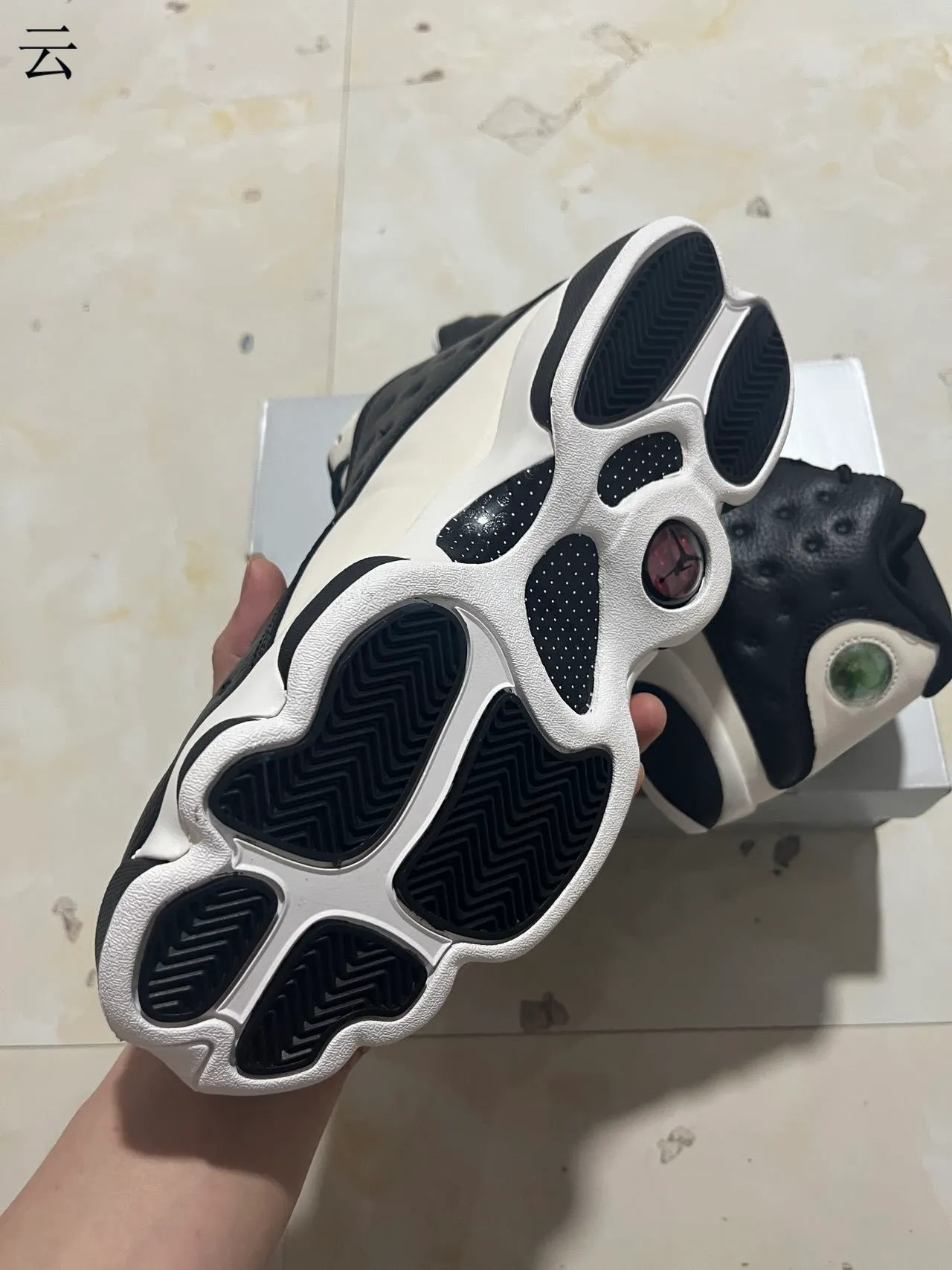 Tênis de basquete Air Jordan 13 preto e branco 6