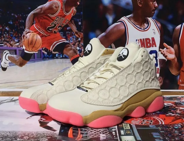 Chaussures de basketball Air Jordan 13 nid d'abeille crème or rose 4