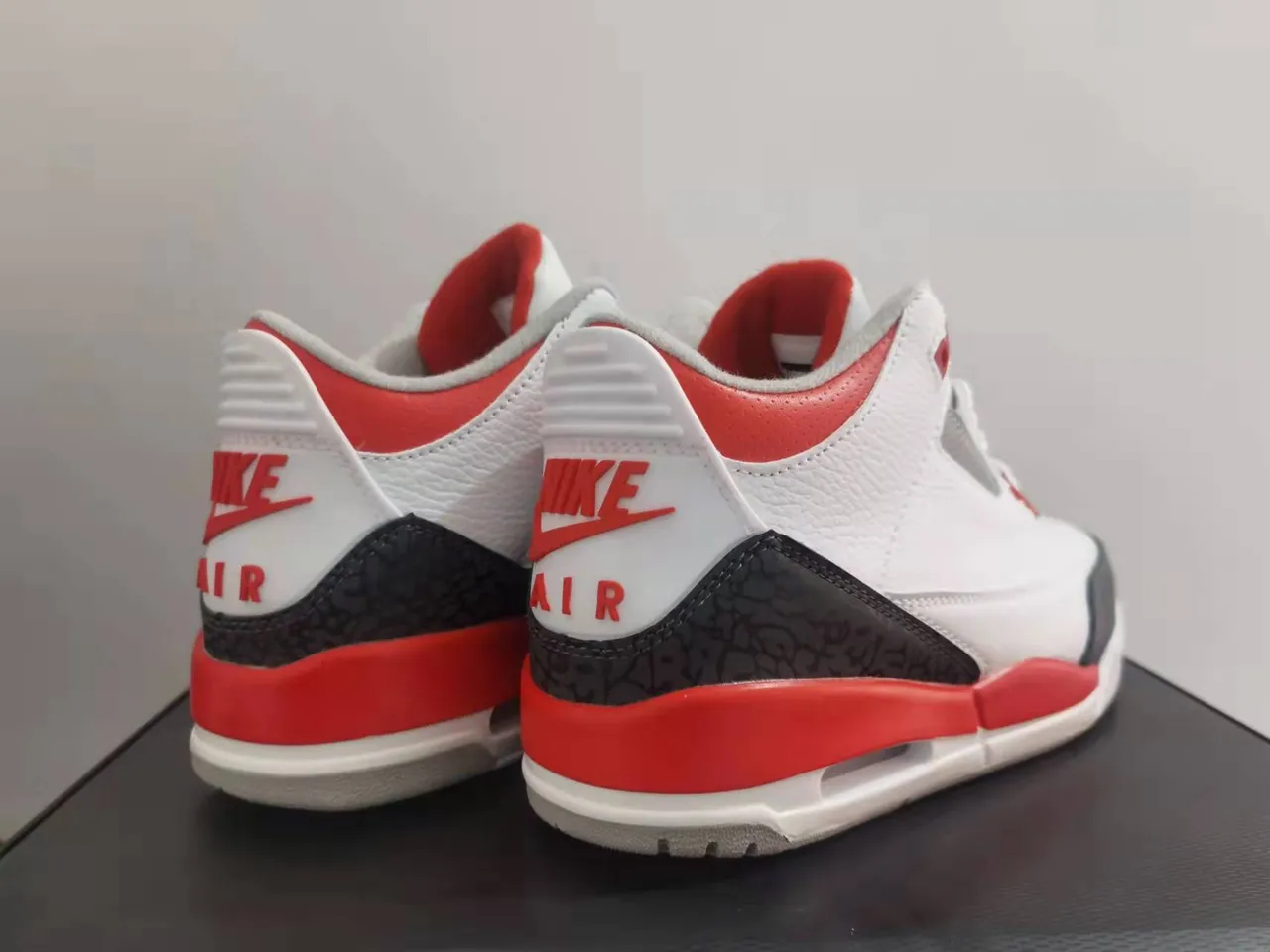 Tênis de basquete Air Jordan 3 branco cimento vermelho 2