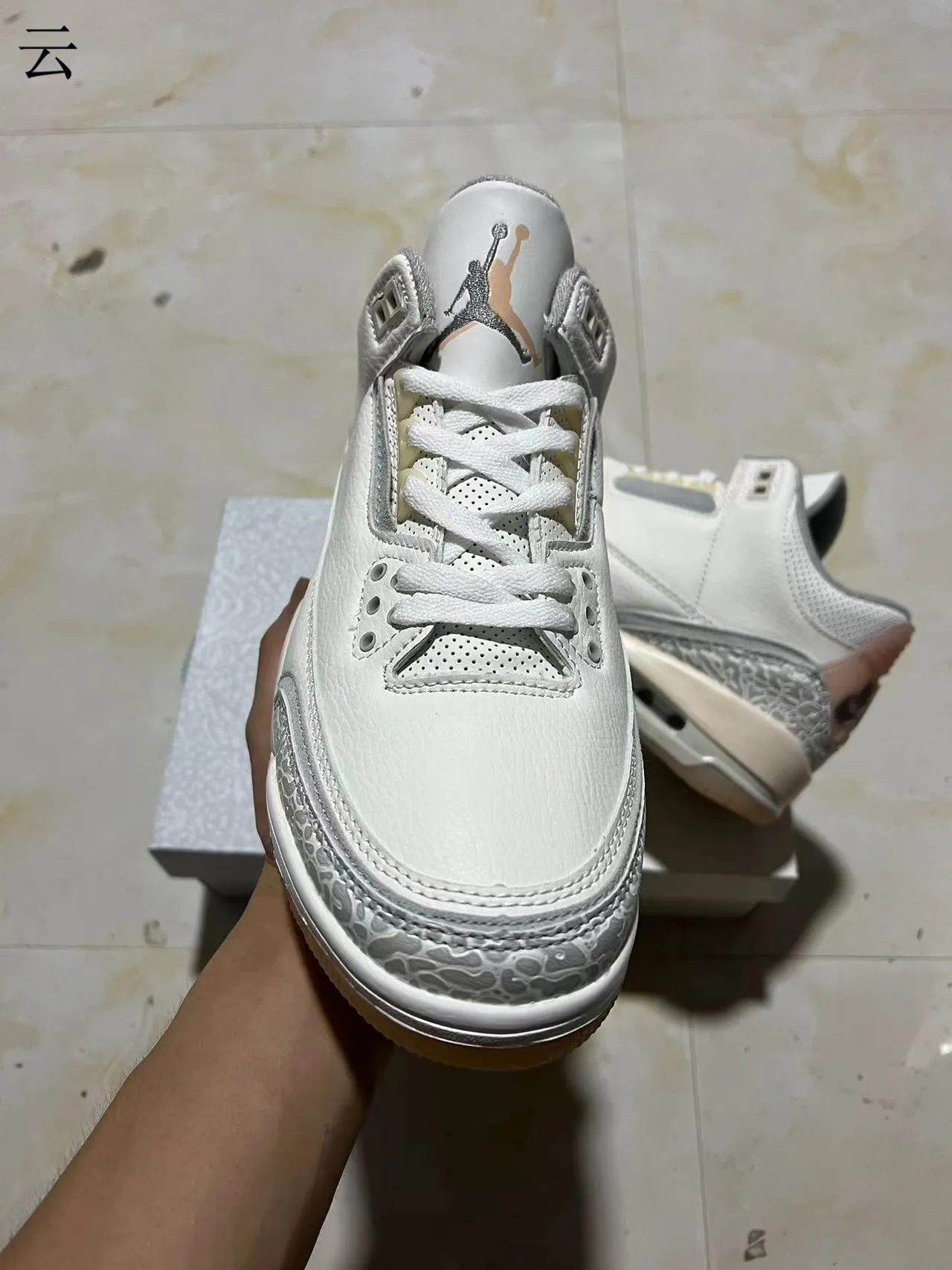 Zapatillas de baloncesto Air Jordan 3 blancas con estampado de elefante 3