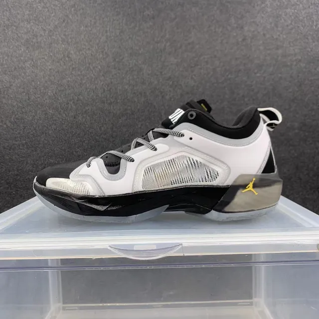 Air Jordan 37 白黑金篮球鞋 2