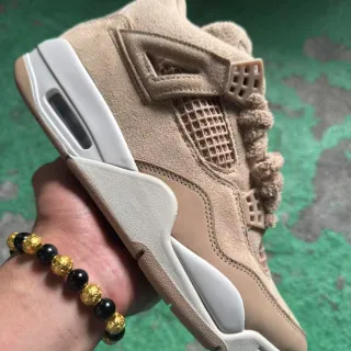 Tênis de basquete de cano alto Air Jordan 4 em camurça bege