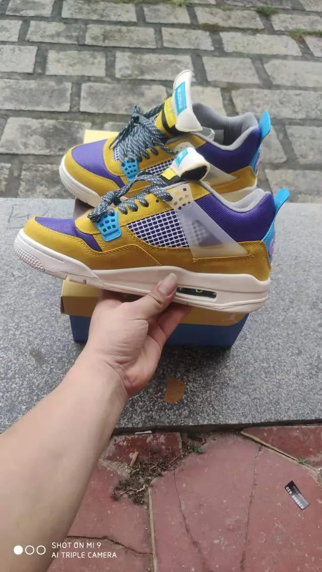 حذاء كرة السلة Air Jordan 4 Retro أصفر بنفسجي سماوي 2