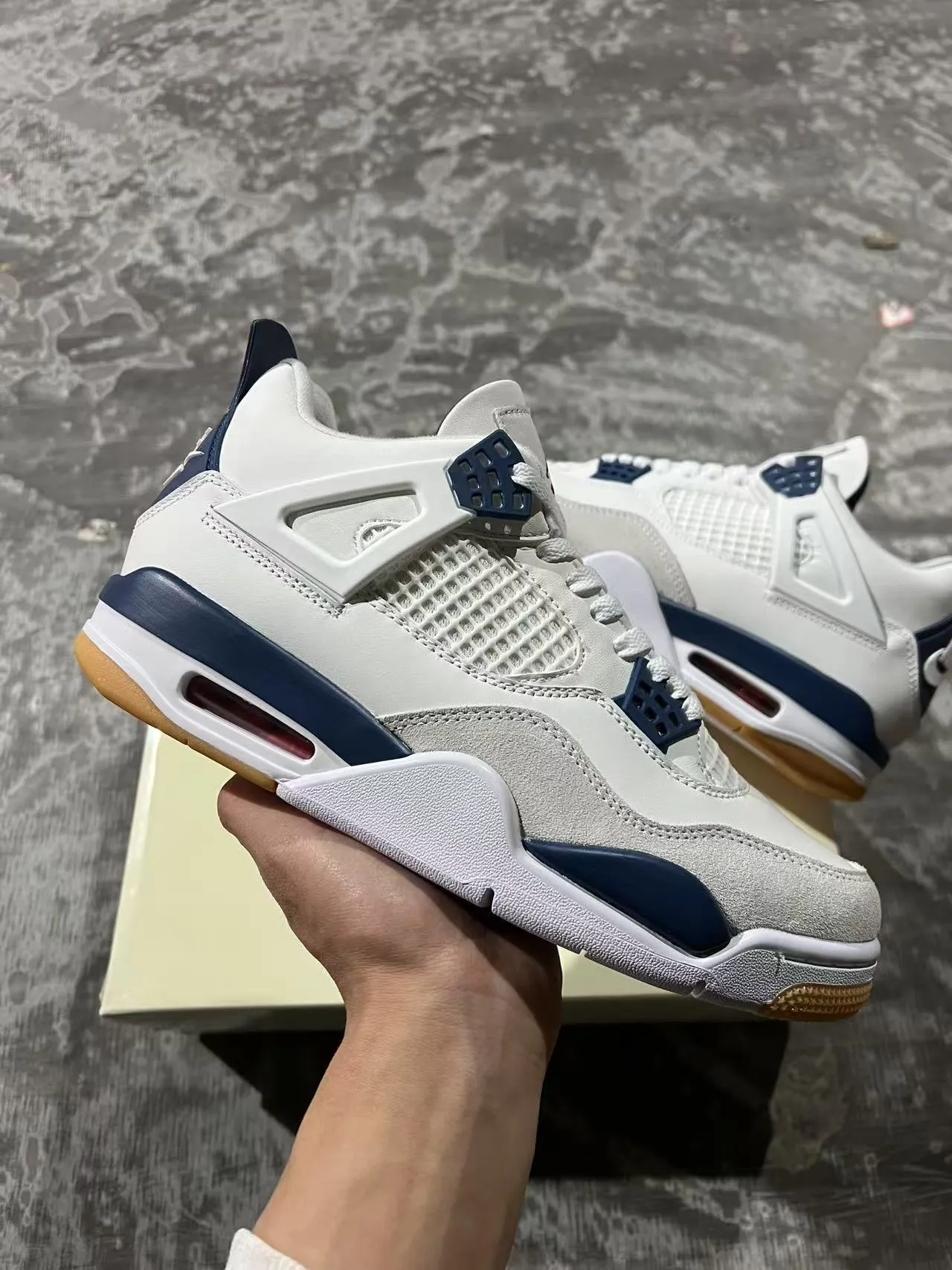 Air Jordan 4 白色海军蓝生胶底篮球鞋 5
