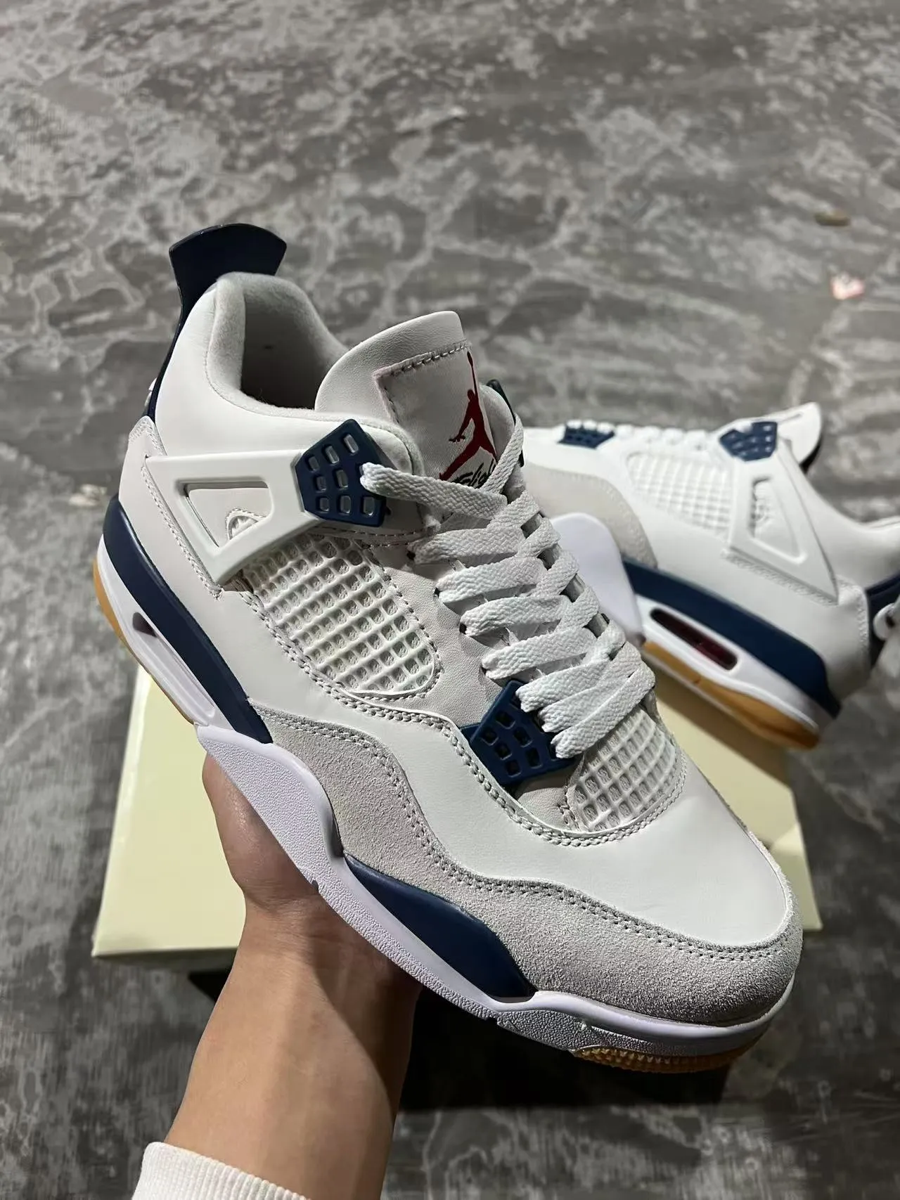 Air Jordan 4 白色海军蓝生胶底篮球鞋 6