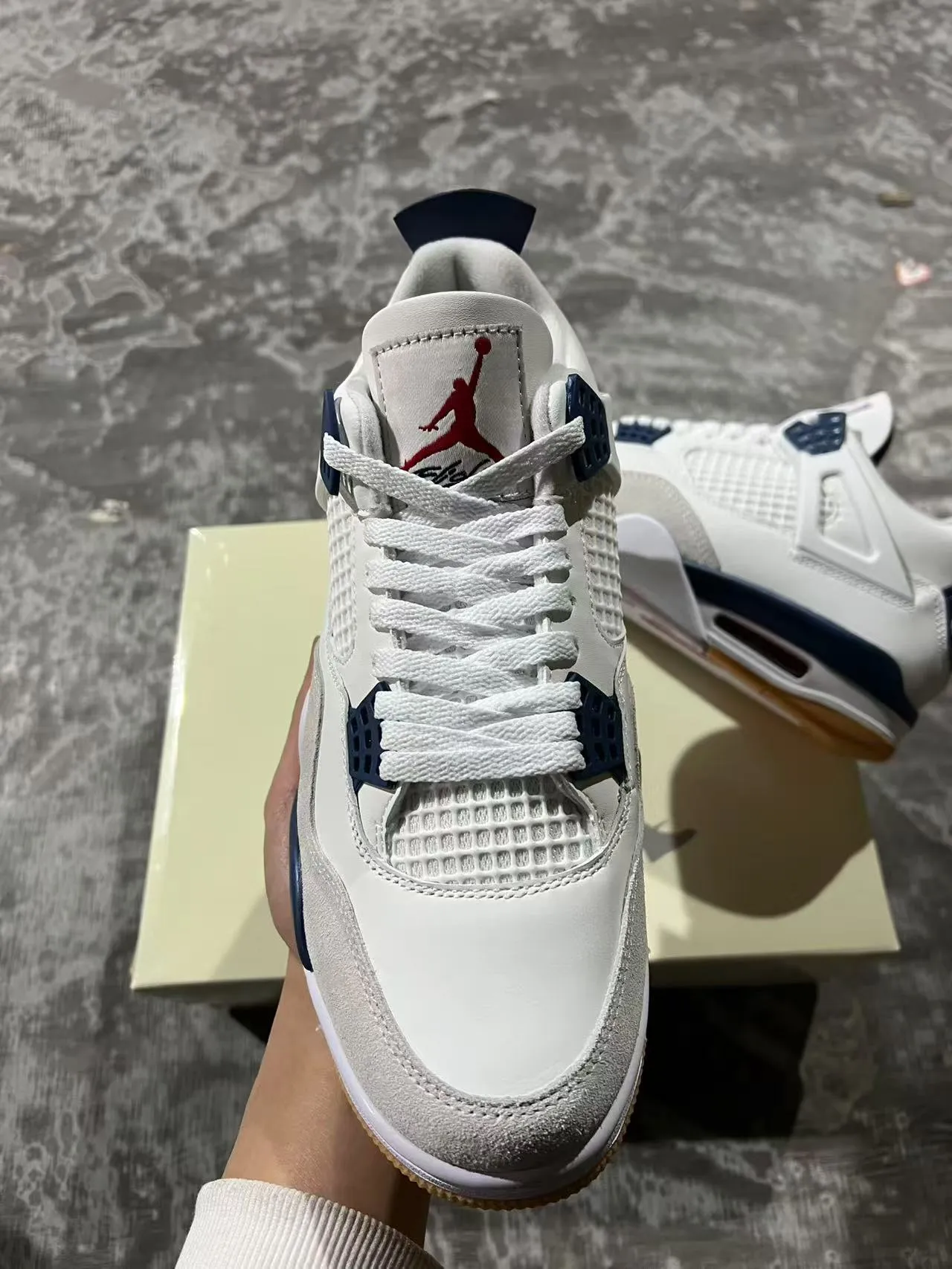 Air Jordan 4 白色海军蓝生胶底篮球鞋 7