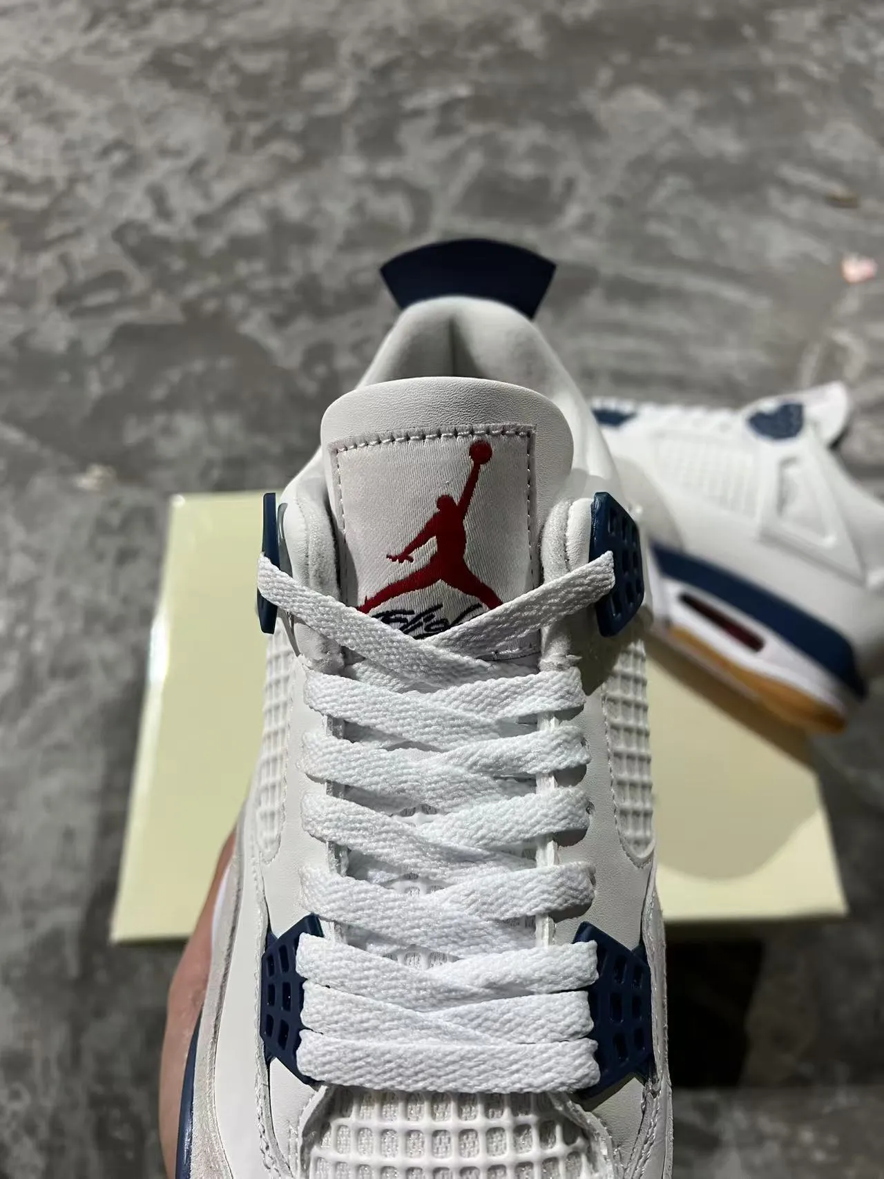 Air Jordan 4 白色海军蓝生胶底篮球鞋 8