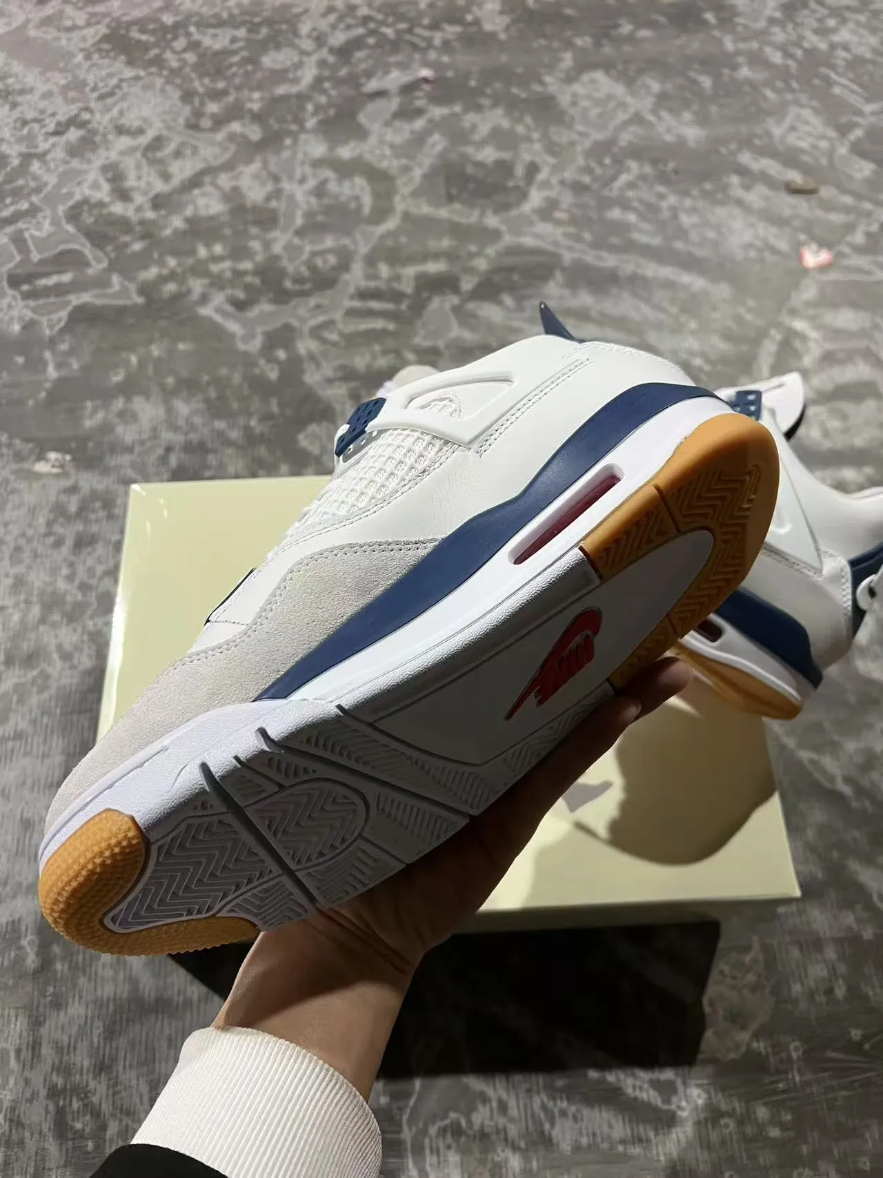 Air Jordan 4 白色海军蓝生胶底篮球鞋 9