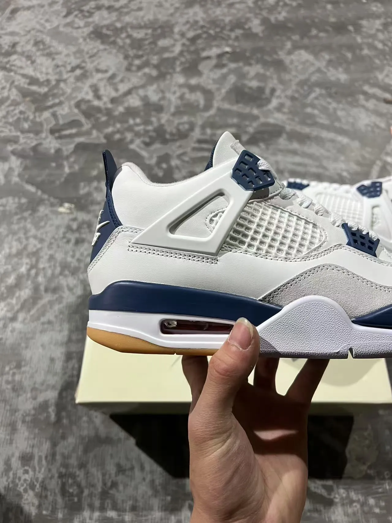 Air Jordan 4 白色海军蓝生胶底篮球鞋 2