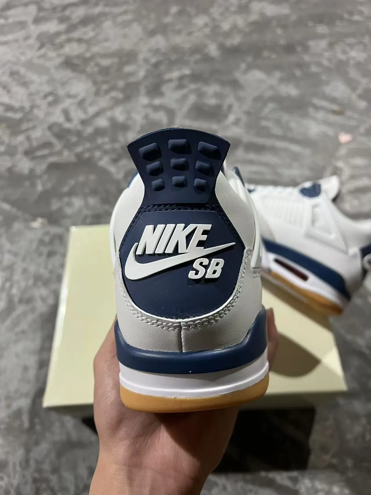 Air Jordan 4 白色海军蓝生胶底篮球鞋 3