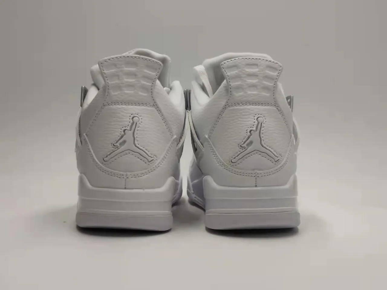 Chaussures de basketball Air Jordan 4 blanc et argent 2