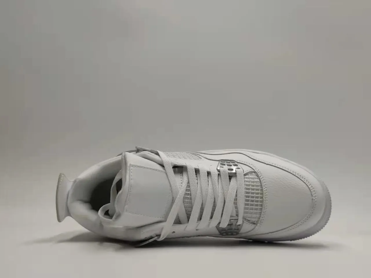 Chaussures de basketball Air Jordan 4 blanc et argent 4