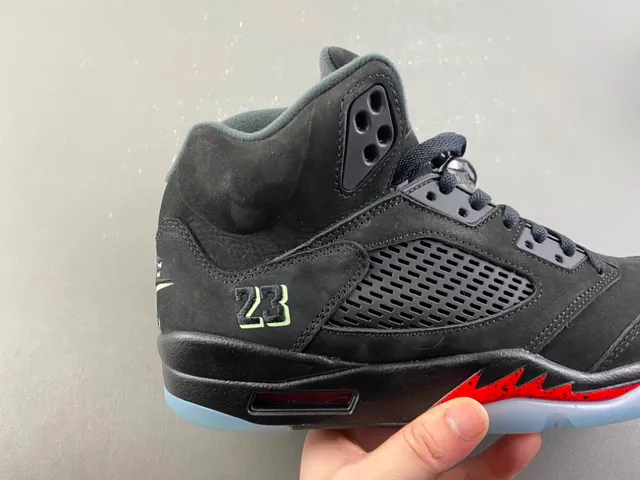 Zapatillas de baloncesto Air Jordan 5 negro y rojo con rayo 3
