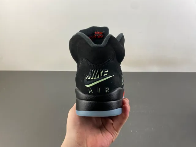 Zapatillas de baloncesto Air Jordan 5 negro y rojo con rayo 4