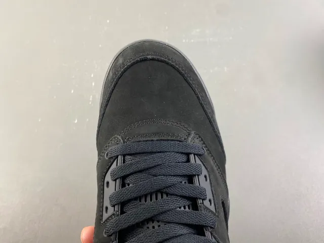Zapatillas de baloncesto Air Jordan 5 negro y rojo con rayo 5