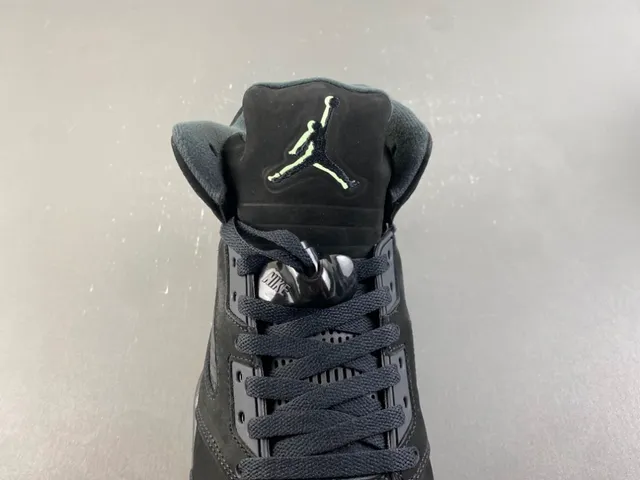 Zapatillas de baloncesto Air Jordan 5 negro y rojo con rayo 6