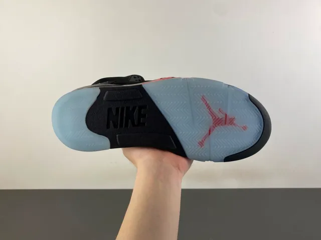 Zapatillas de baloncesto Air Jordan 5 negro y rojo con rayo 9