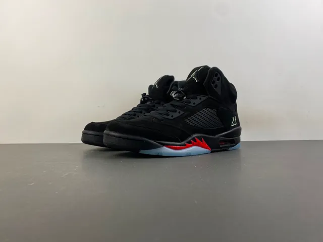Zapatillas de baloncesto Air Jordan 5 negro y rojo con rayo 10