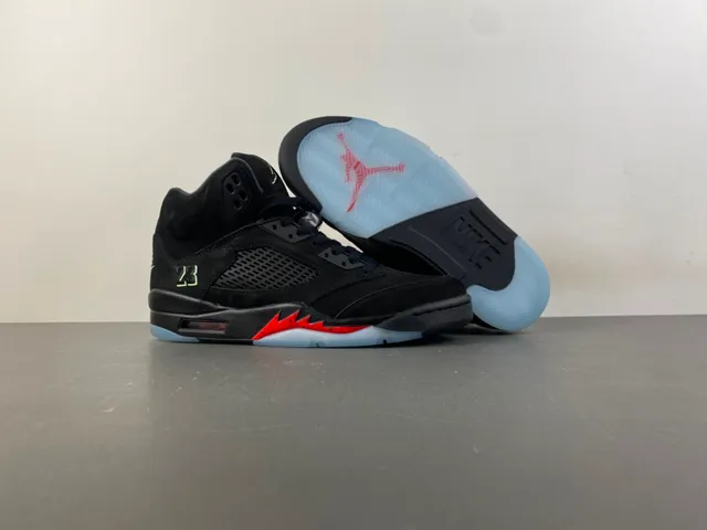 Zapatillas de baloncesto Air Jordan 5 negro y rojo con rayo 12