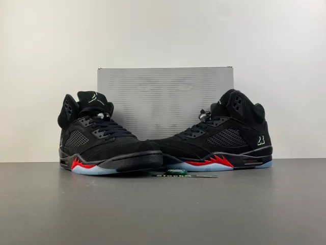 Zapatillas de baloncesto Air Jordan 5 negro y rojo con rayo 13