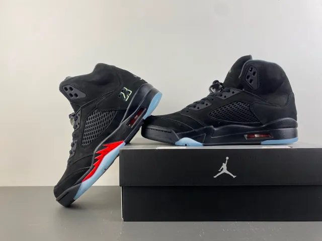 Zapatillas de baloncesto Air Jordan 5 negro y rojo con rayo 14