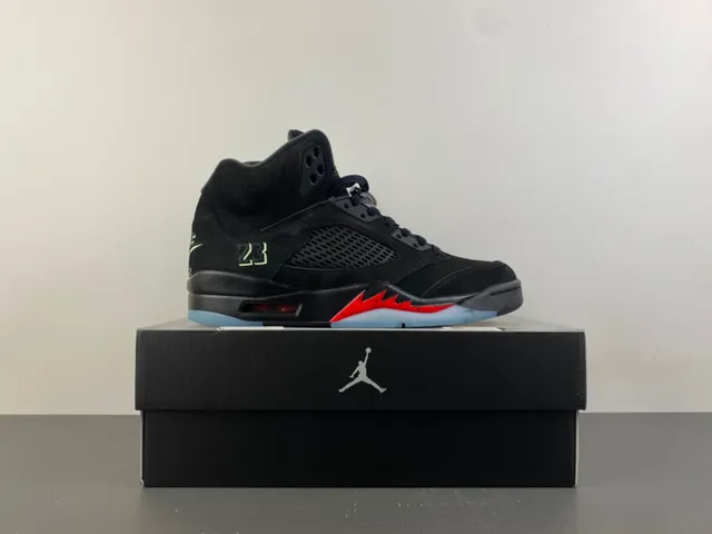 Zapatillas de baloncesto Air Jordan 5 negro y rojo con rayo 15