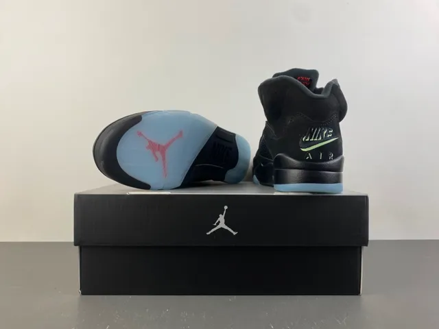 Zapatillas de baloncesto Air Jordan 5 negro y rojo con rayo 16