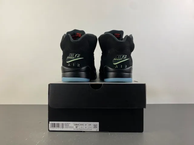 Zapatillas de baloncesto Air Jordan 5 negro y rojo con rayo 17
