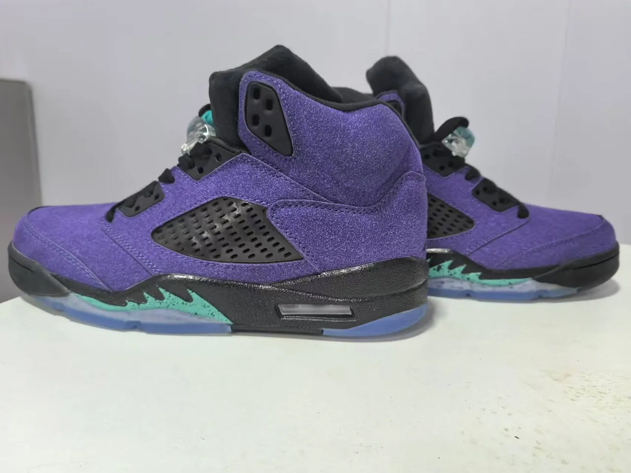 Zapatillas de baloncesto Air Jordan 5 morado, negro y verde azulado translúcidas 3