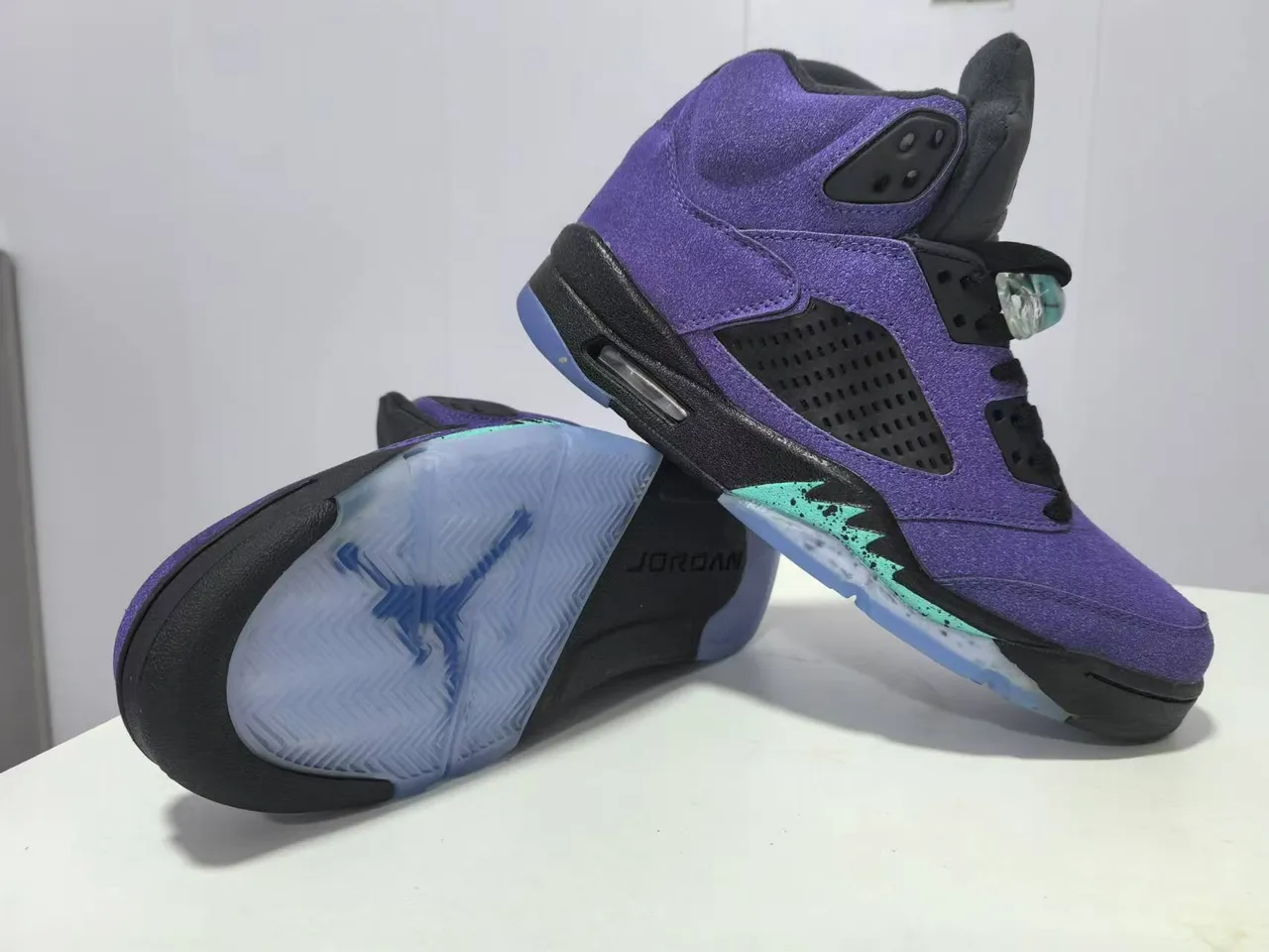 Zapatillas de baloncesto Air Jordan 5 morado, negro y verde azulado translúcidas 4